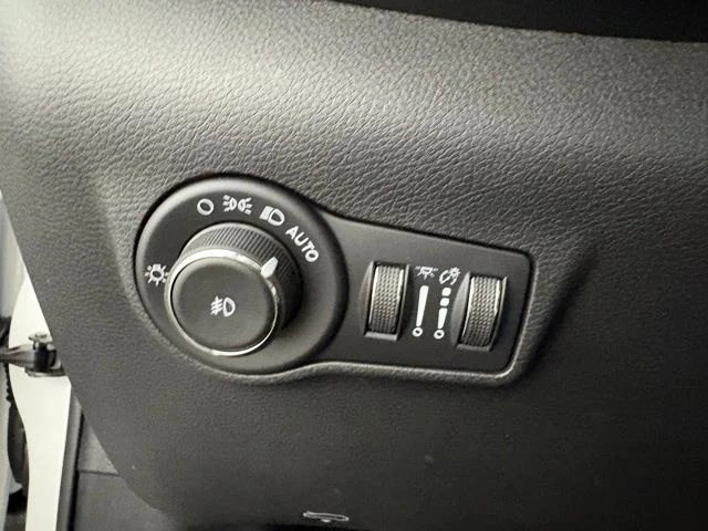 New 2026 White/off-white Jeep Limited image 24