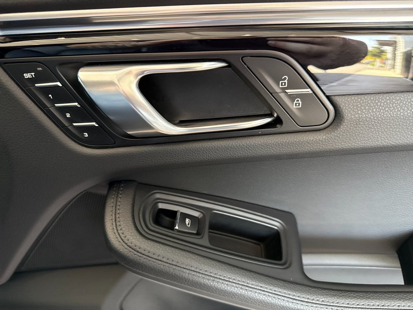 Used 2024  Porsche Base image 19