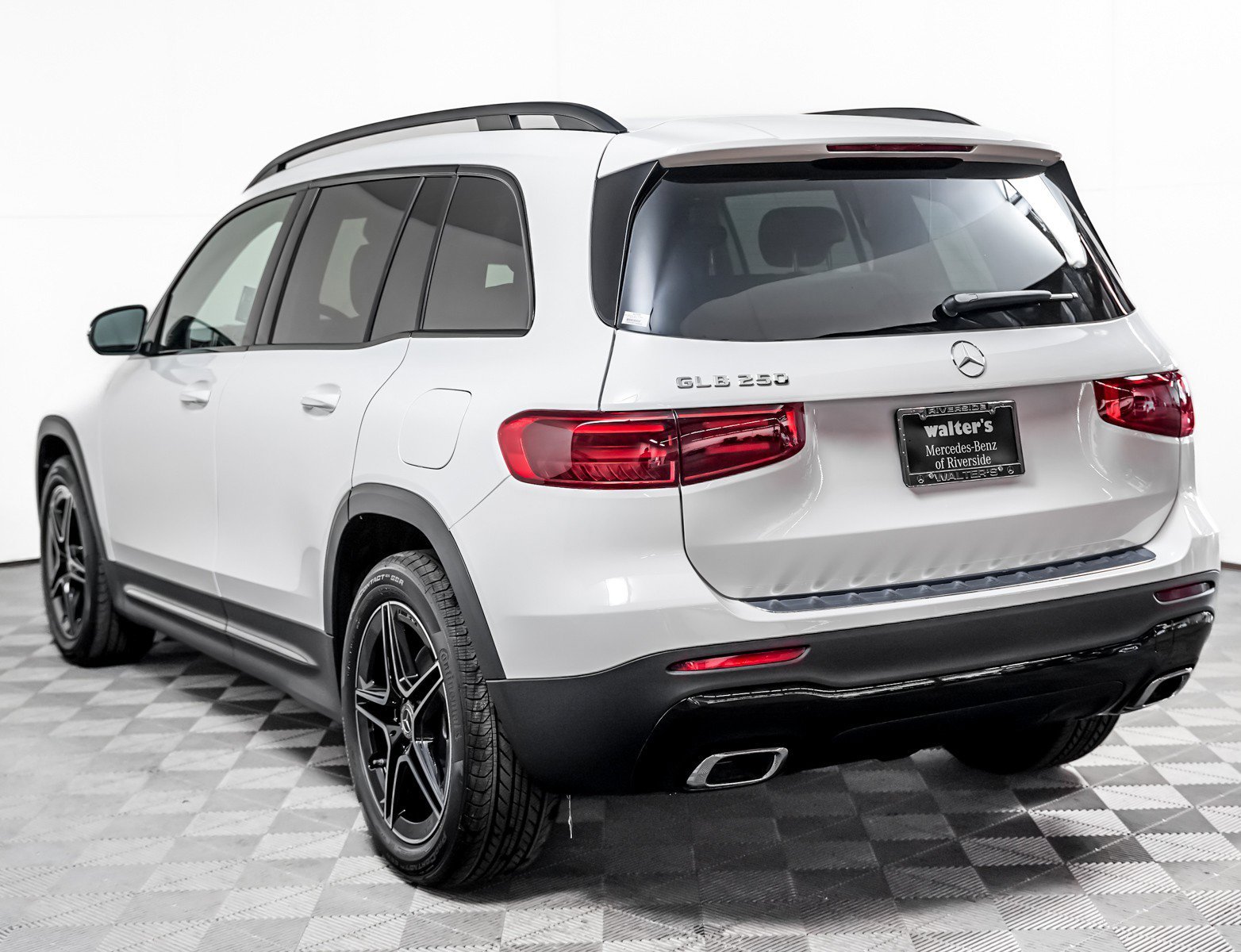 New 2026 Polar White Mercedes-Benz GLB 250 image 2