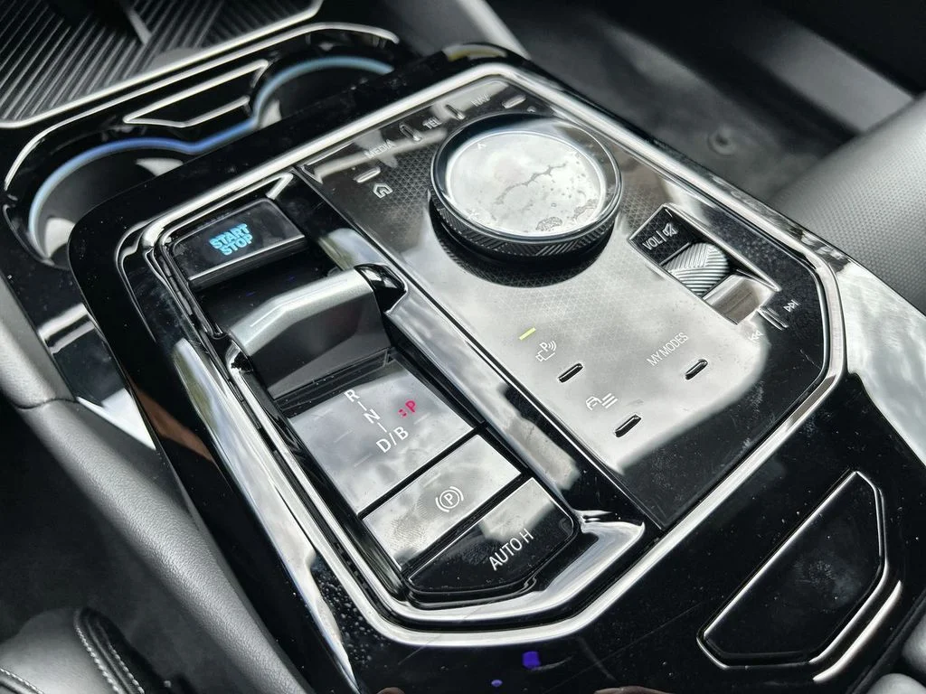 2025 BMW i5 M60 - Photo 24
