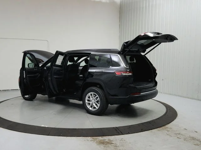 New 2026 Diamond Black Crystal Pearl-Coat Exterior Paint Jeep Laredo image 13