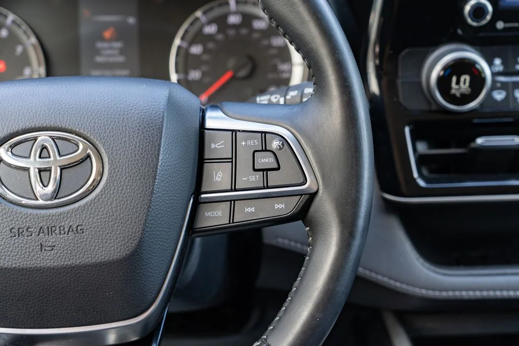 Used 2020 White Toyota LE image 15