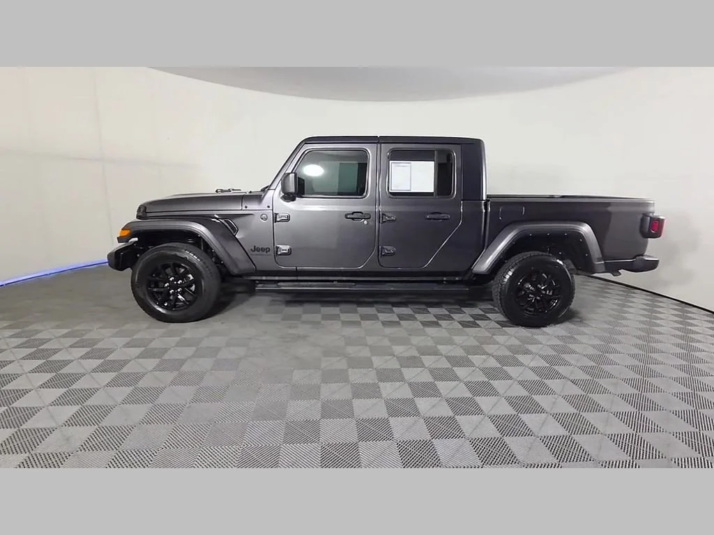 Used 2022 Granite Crystal Metallic Clearcoat Jeep Altitude image 47