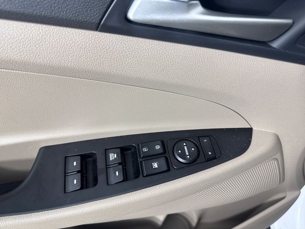Used 2019 White Hyundai SE image 17