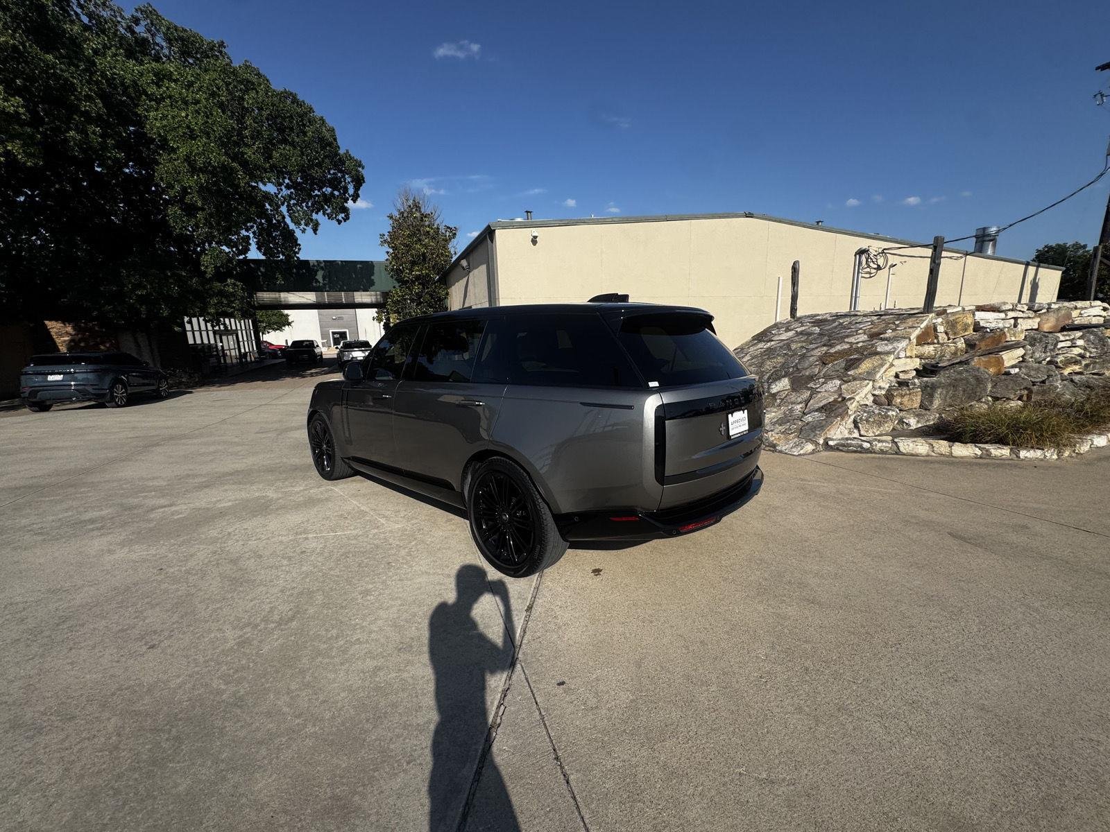 Used 2023 Silicon Silver Premium Metallic Land Rover SE image 3