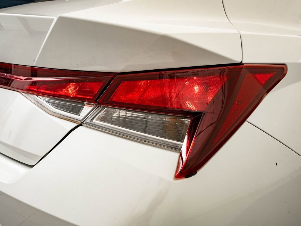 Used 2021 Quartz White Hyundai SE image 9