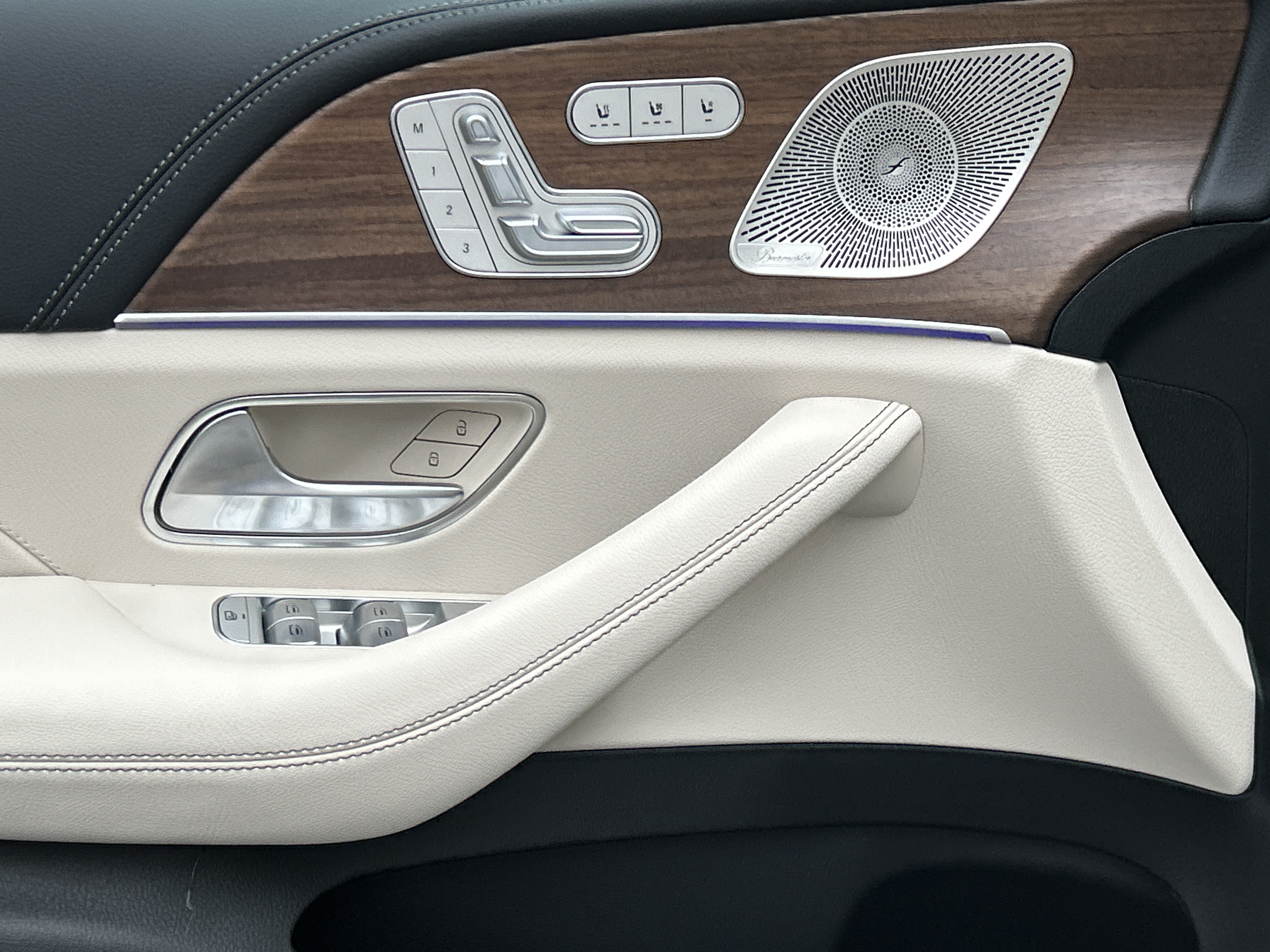 New 2026 MANUFAKTUR Moonlight White Metallic Mercedes-Benz GLE 450 4MATIC® SUV image 16