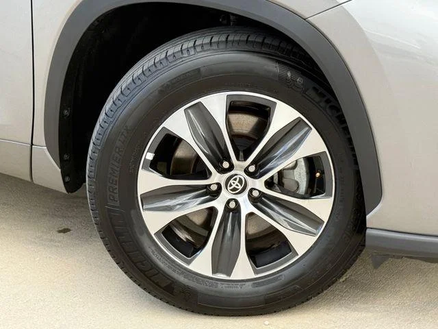 Certified Used 2025  Toyota XLE image 32