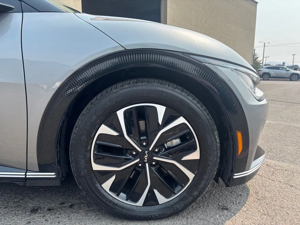 Used 2024 Steel Gray Kia Wind image 2