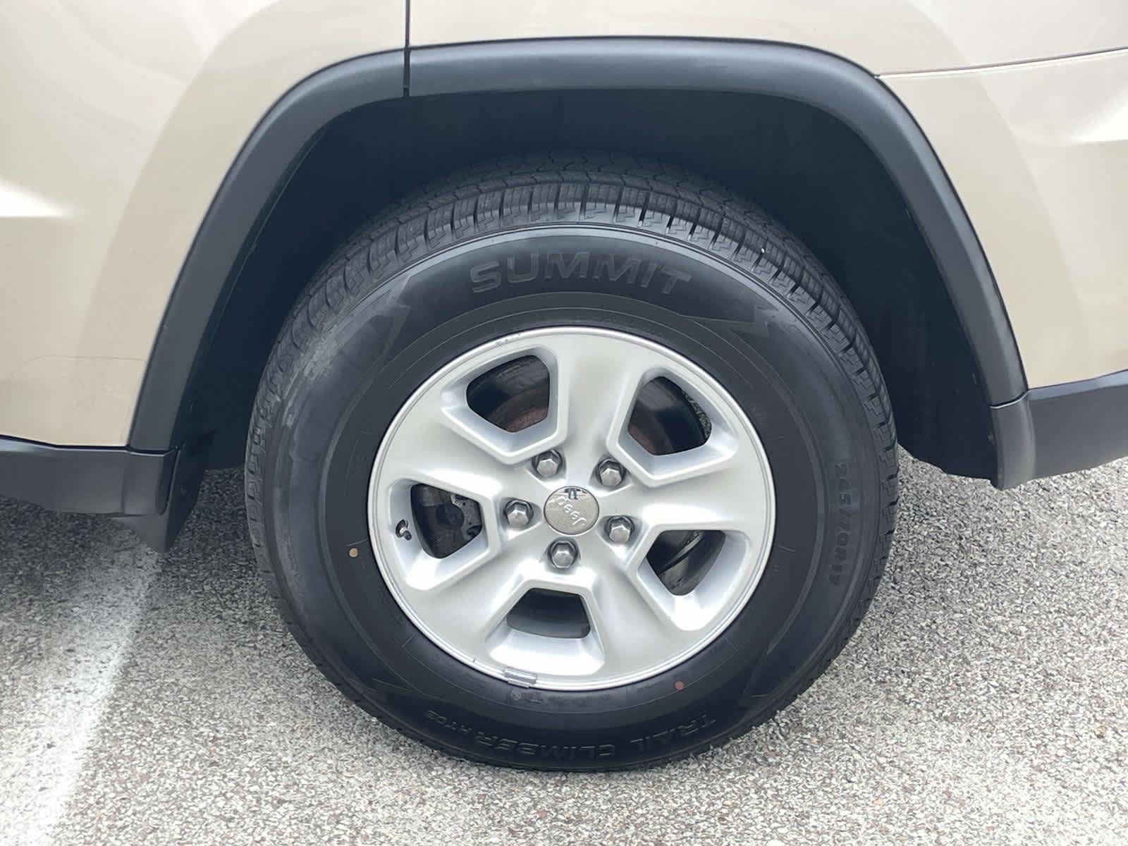 Used 2014 Cashmere Pearlcoat Jeep Laredo image 22