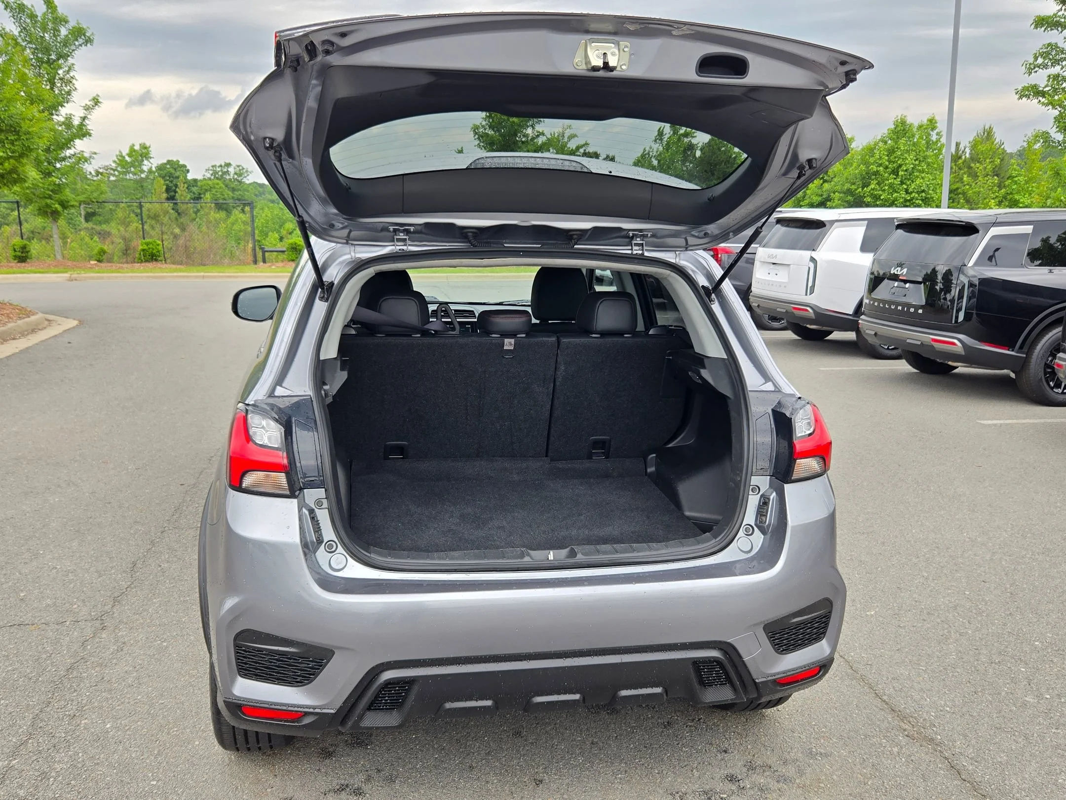 Used 2024  Mitsubishi SE image 18