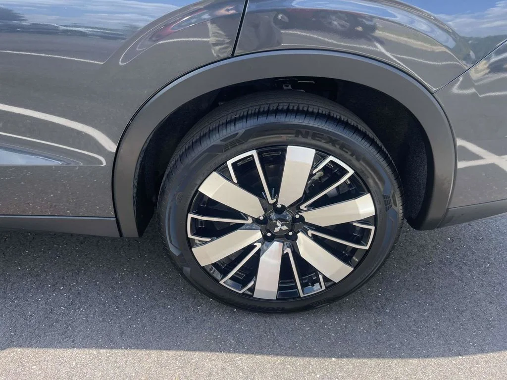 Used 2025 Gray Mitsubishi SE image 9
