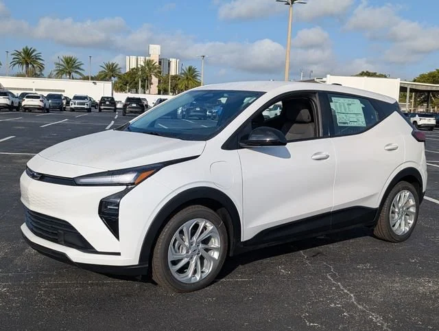 New 2027 Summit White Chevrolet LT image 3