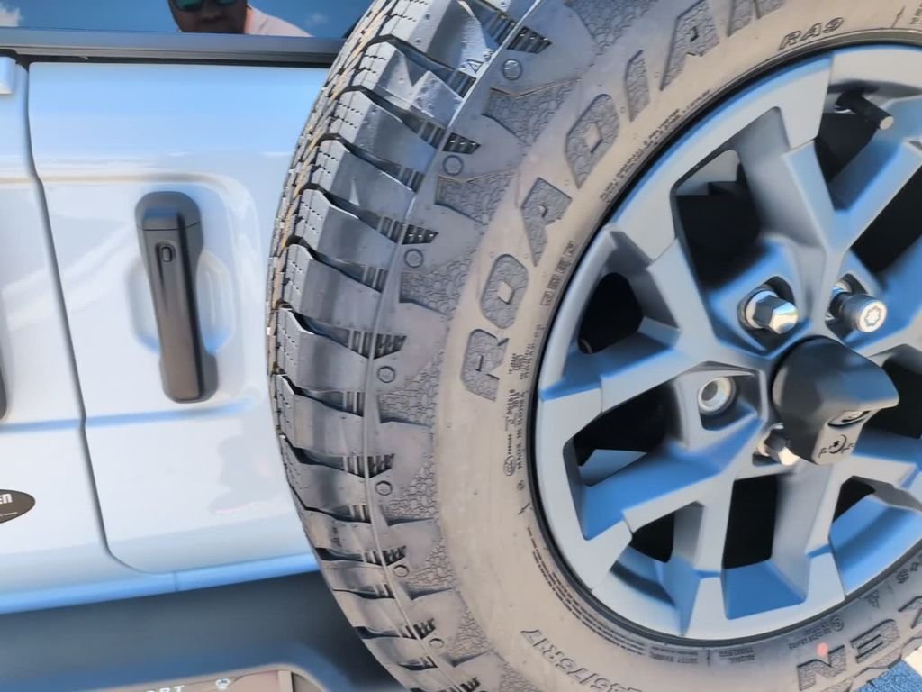 New 2026 Bright White Clear-Coat Exterior Paint Jeep  image 11