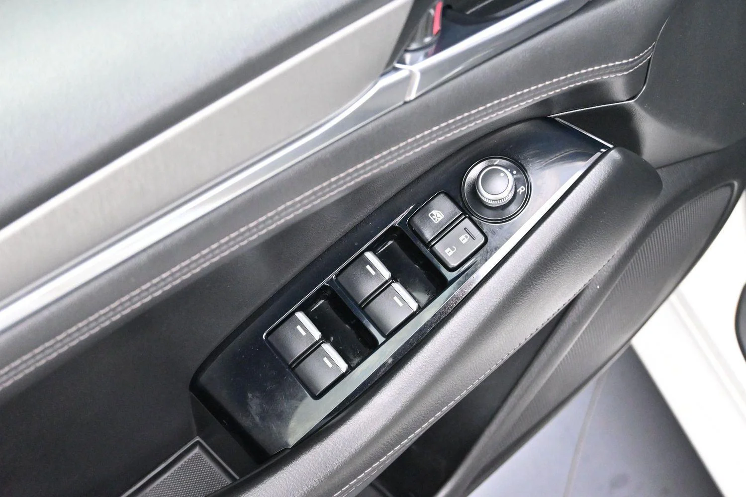 Used 2018 Snowflake White Pearl Mica Mazda Sport image 10