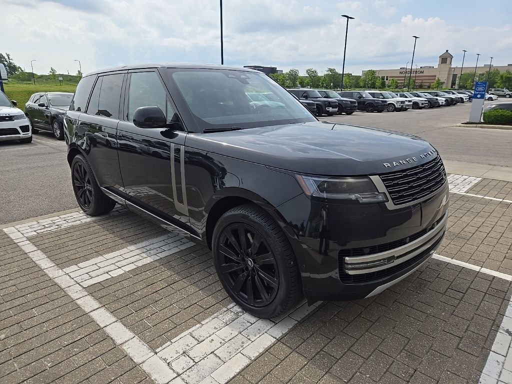 Used 2025 Santorini Black Metallic Land Rover SE image 3