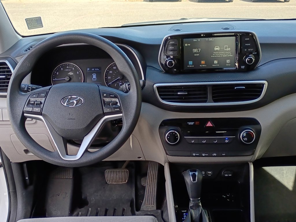 Used 2020 White Hyundai SE image 19