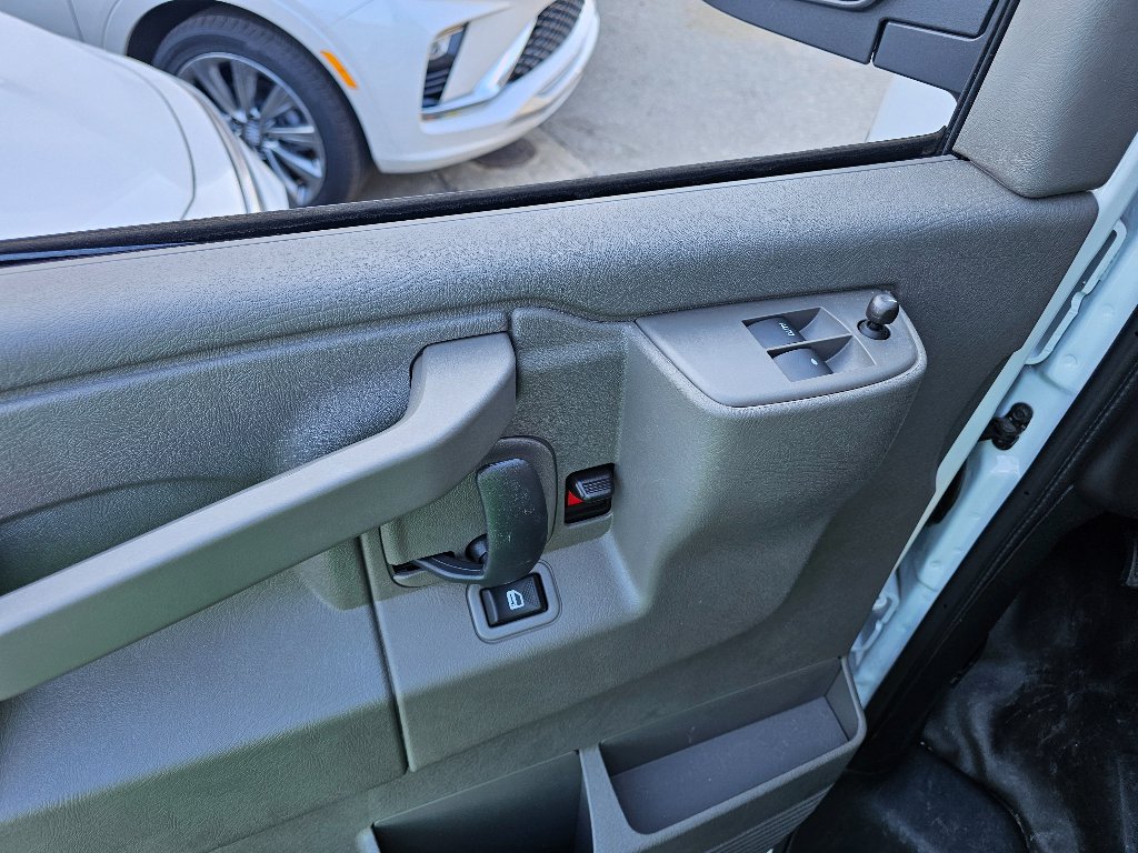 New 2025 Summit White GMC 1WT image 23