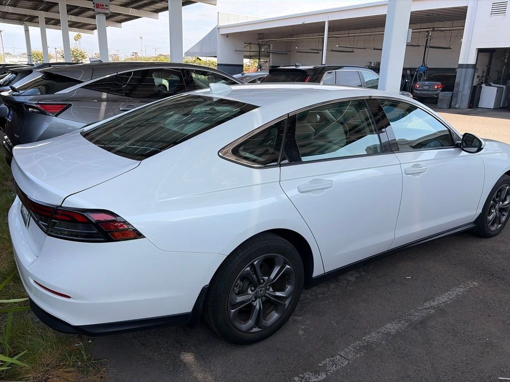 Used 2023 White Honda EX image 24