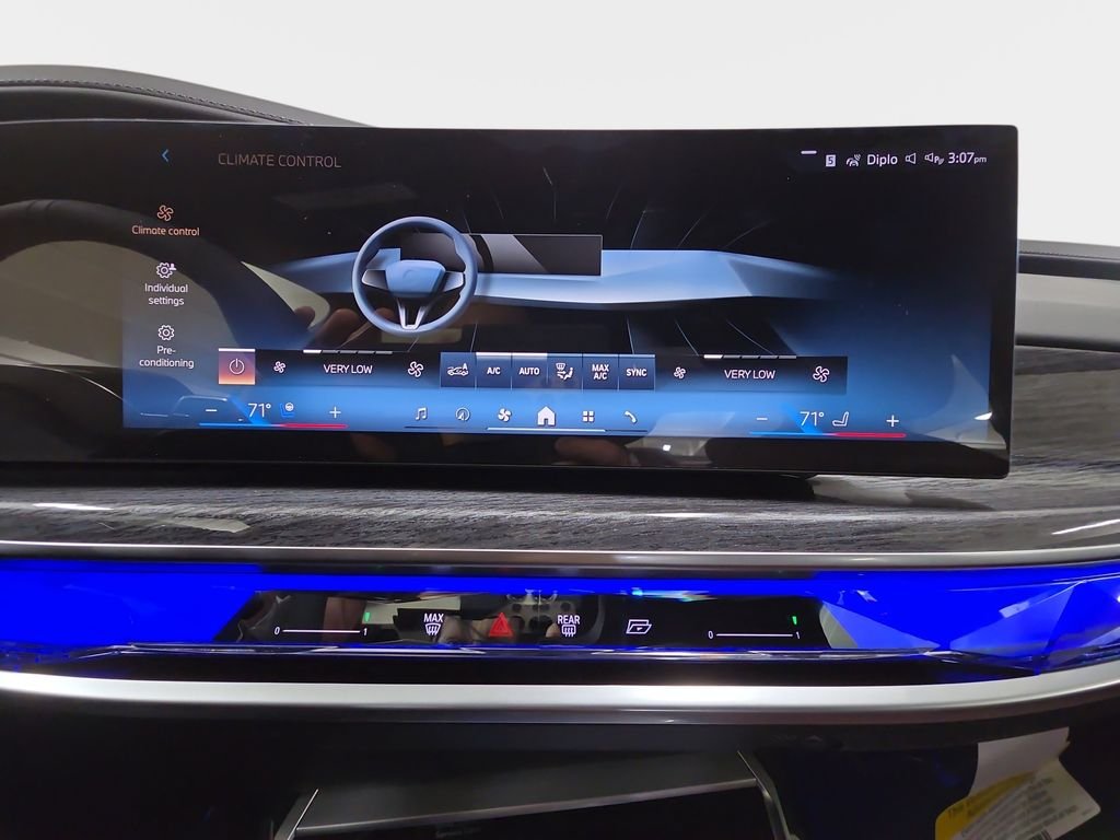 2026 BMW 7 Series 750e - Photo 18