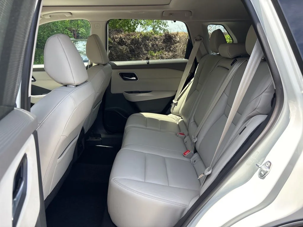Used 2021 White Nissan SL image 28