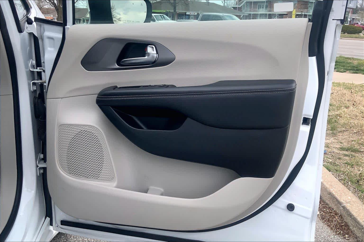 Used 2023 Bright White Clearcoat Chrysler Touring L image 38