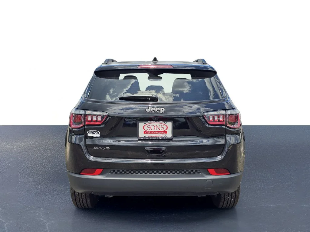 New 2026 Diamond Black Crystal Pearl-Coat Exterior Paint Jeep Latitude image 10