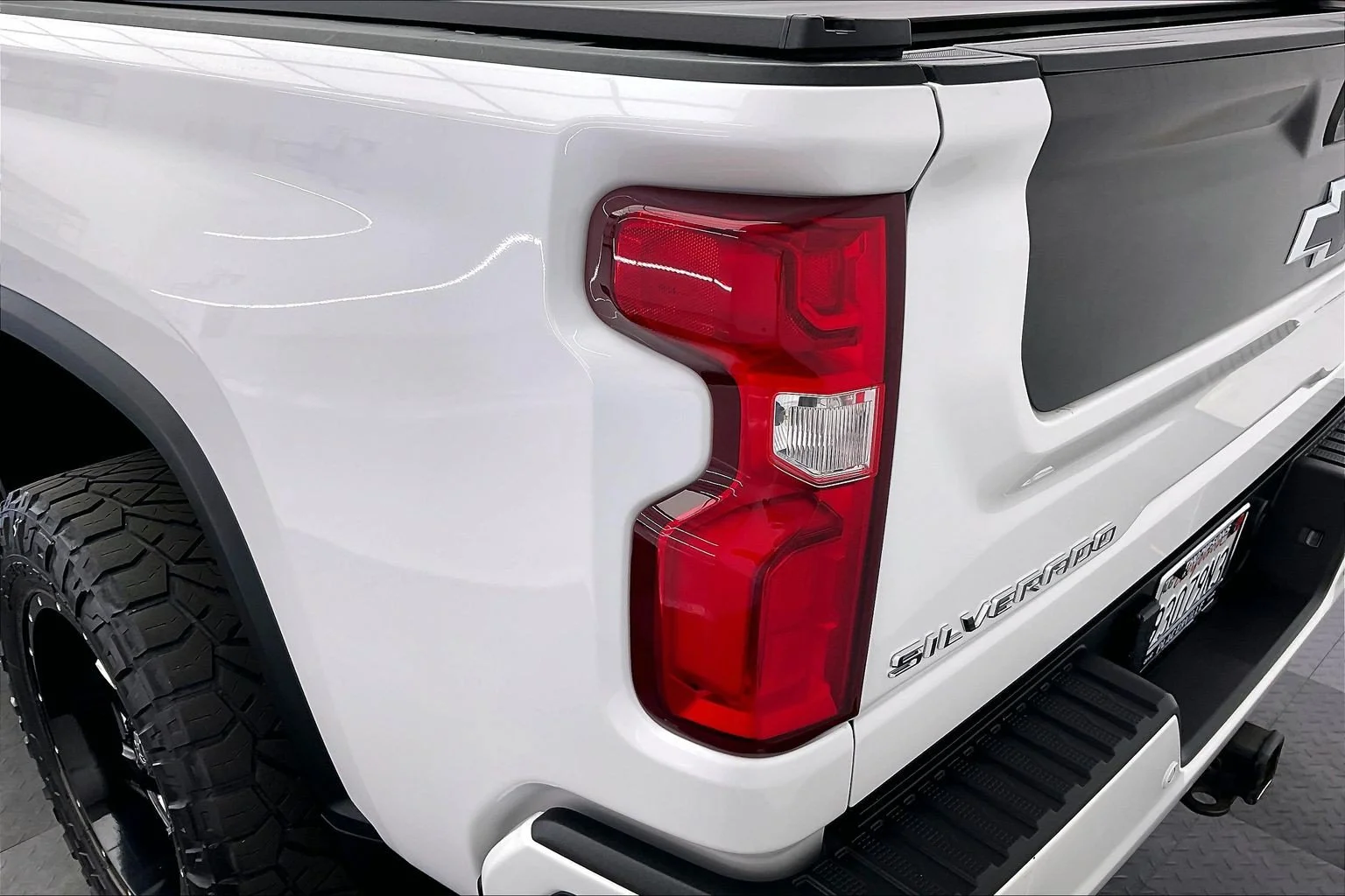 Used 2022 Iridescent Pearl Tricoat Chevrolet High Country image 29