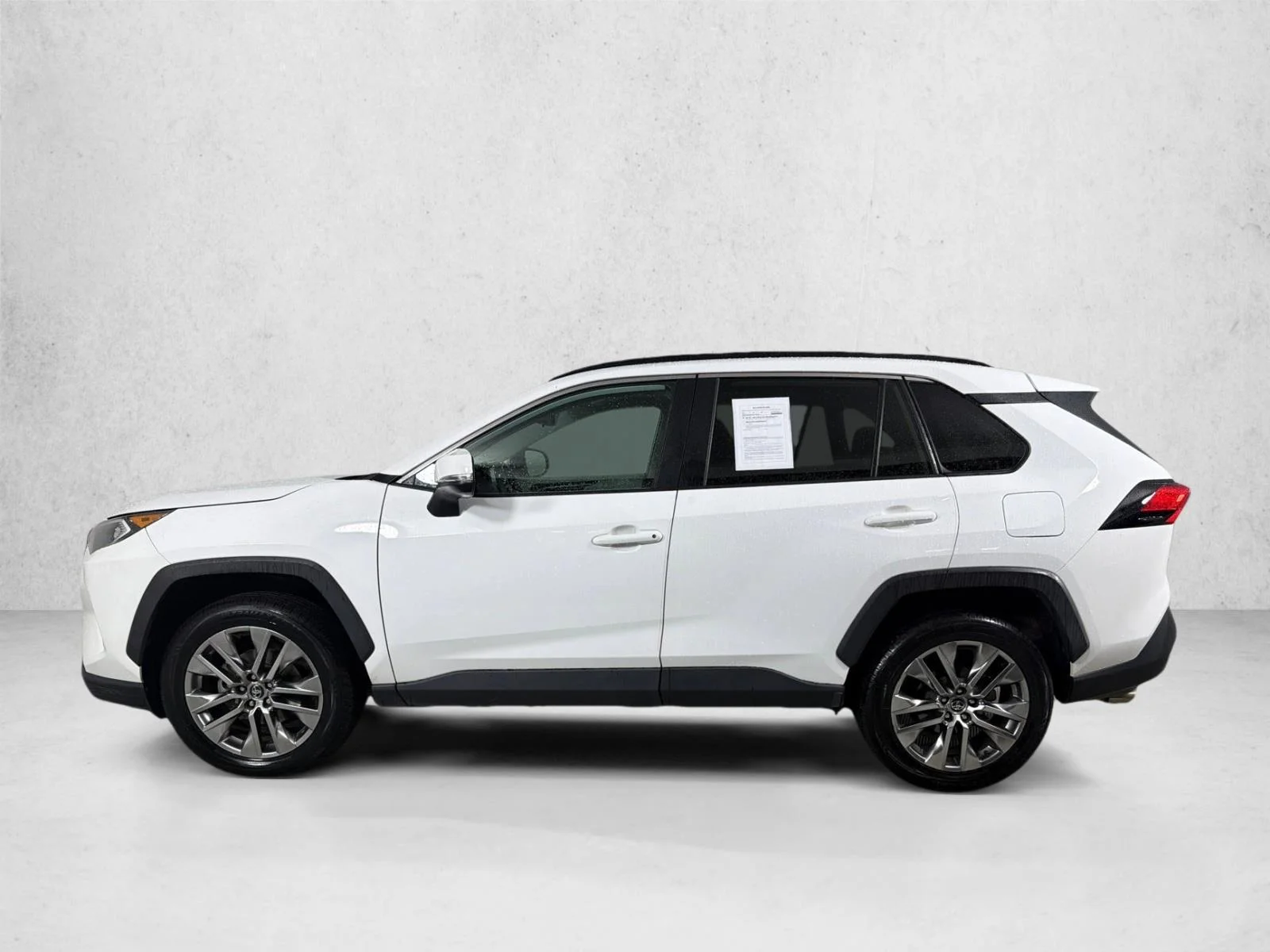 Used 2020 White Toyota XLE Premium image 7