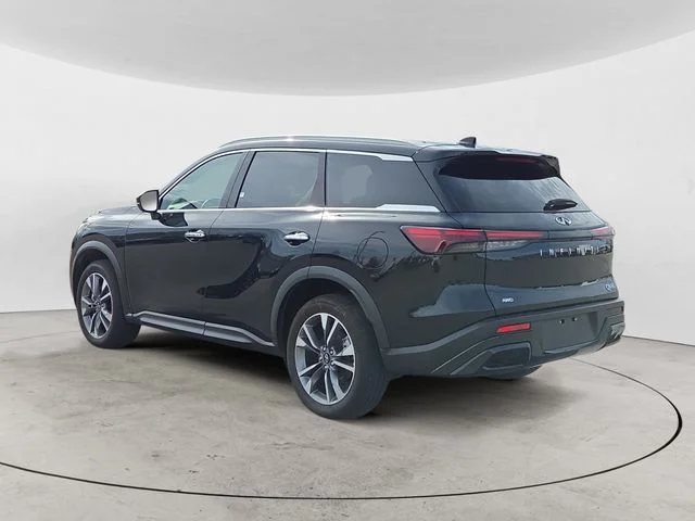 Used 2024  INFINITI LUXE image 3