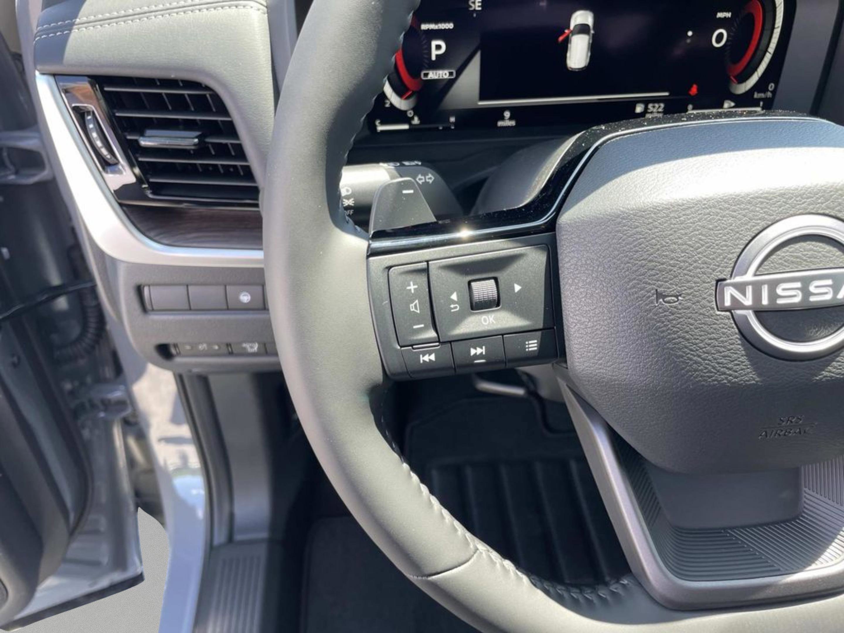 New 2026 Boulder Gray Pearl / Super Black Two-tone Nissan Platinum image 24