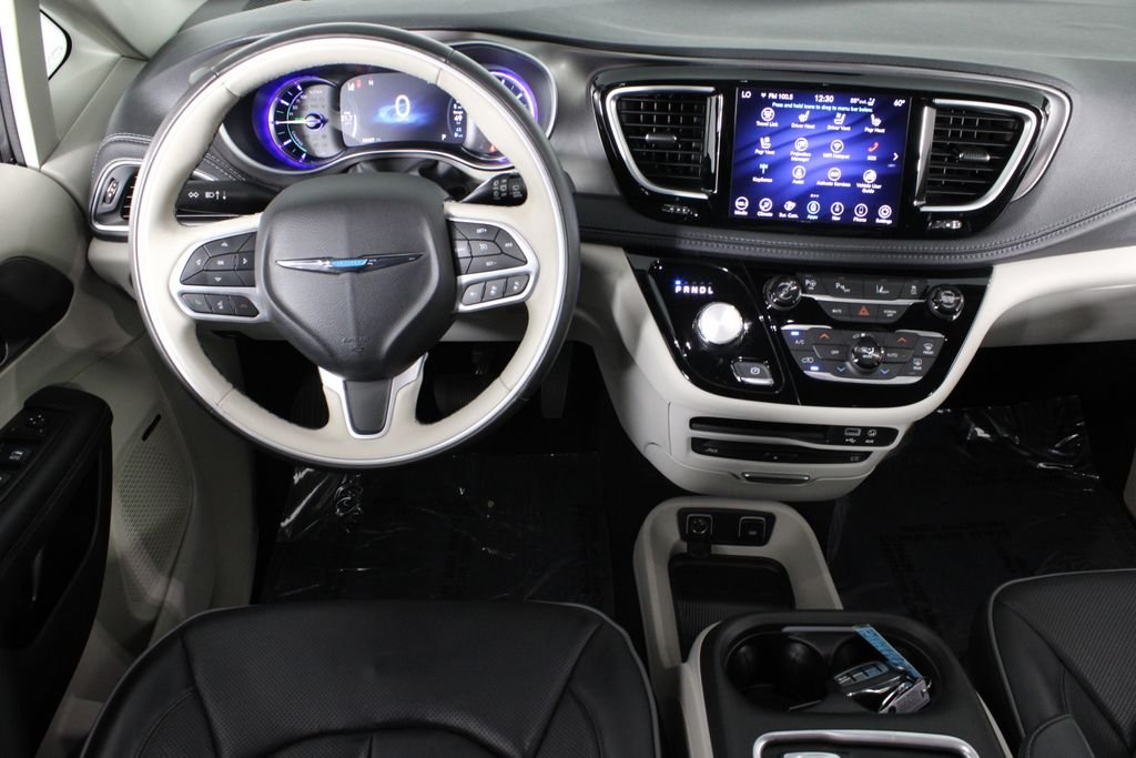Used 2018 Gray Chrysler Limited image 6