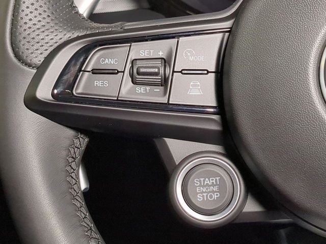 New 2025 Milano White Exterior Paint Alfa Romeo Base image 15
