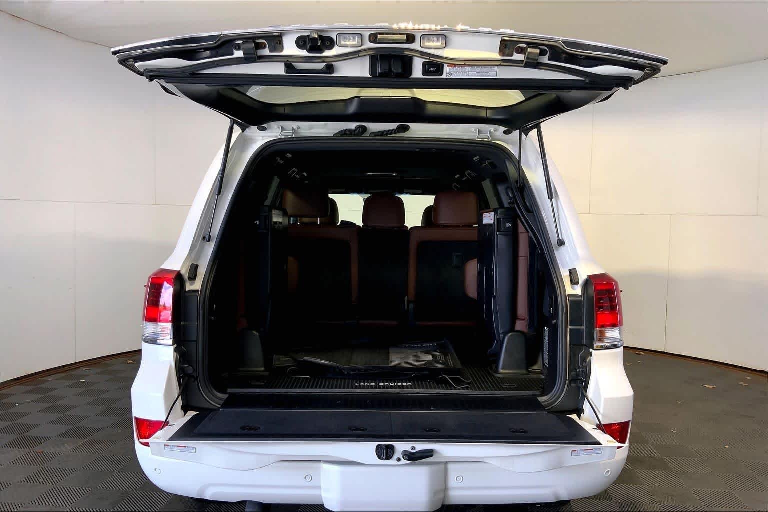 Used 2019 Blizzard Pearl Toyota  image 35