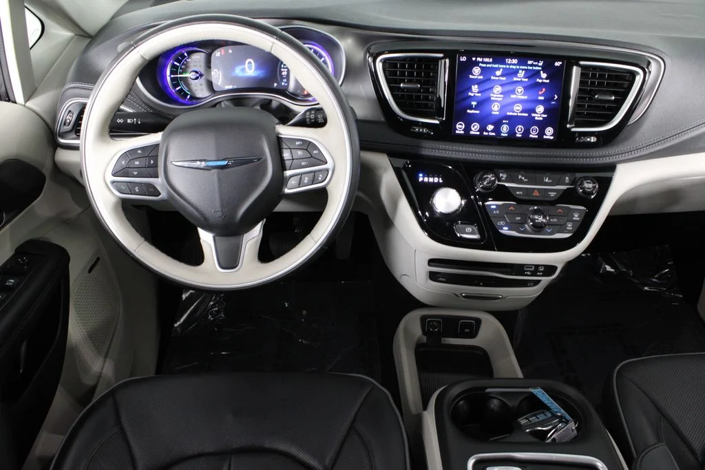Used 2018 Gray Chrysler Limited image 6