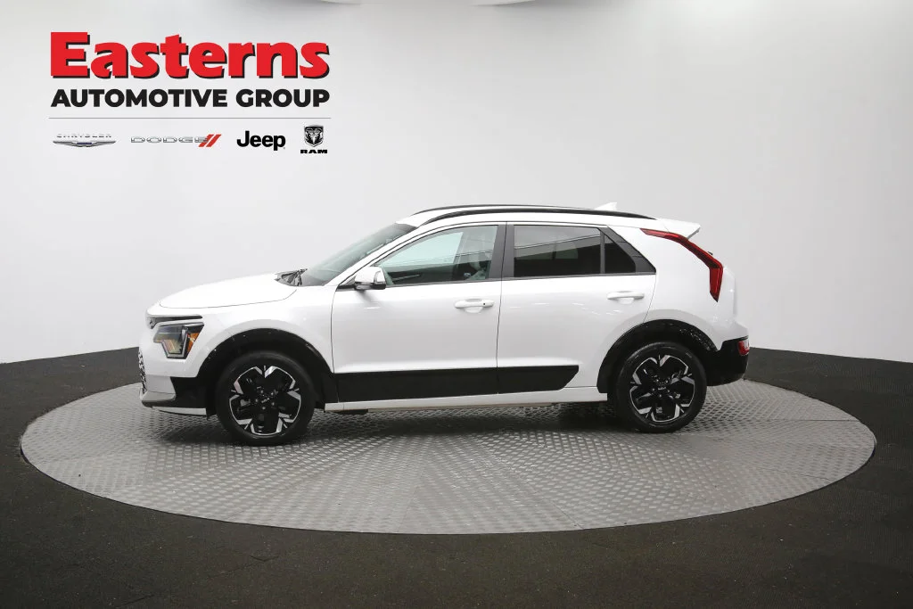 Used 2023 White Kia Wind image 54