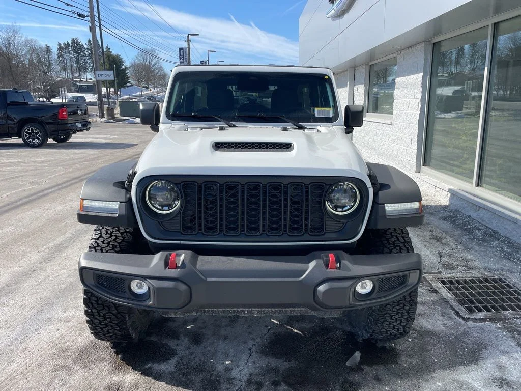 New 2026 Bright White Clear-Coat Exterior Paint Jeep Rubicon image 2