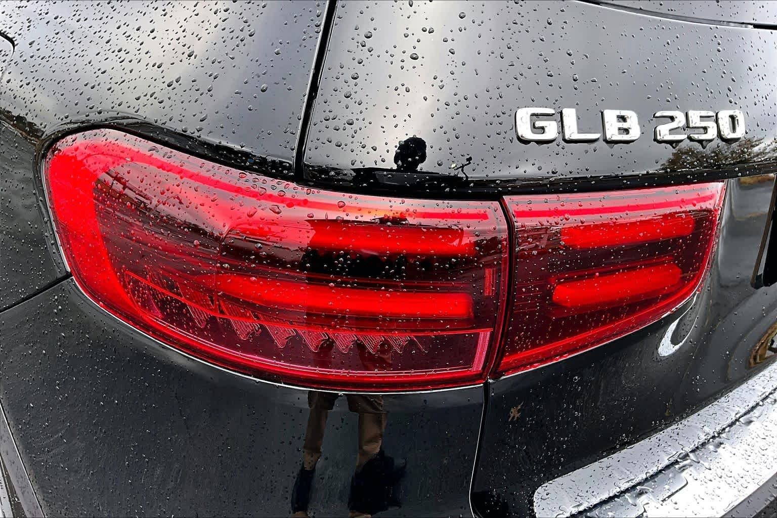 Used 2025 Night Black Mercedes-Benz GLB 250 image 30