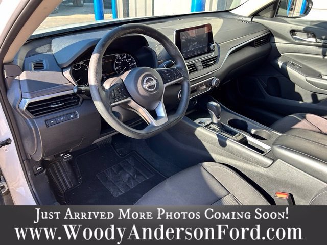 Used 2025 White Nissan 2.5 SV image 8