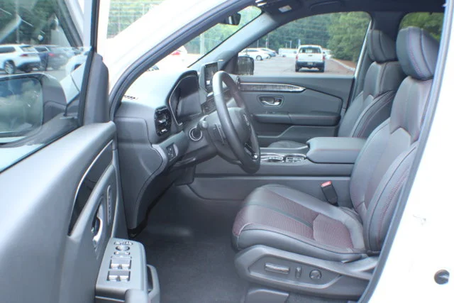 Used 2025 Platinum White Pearl Honda Black Edition image 13