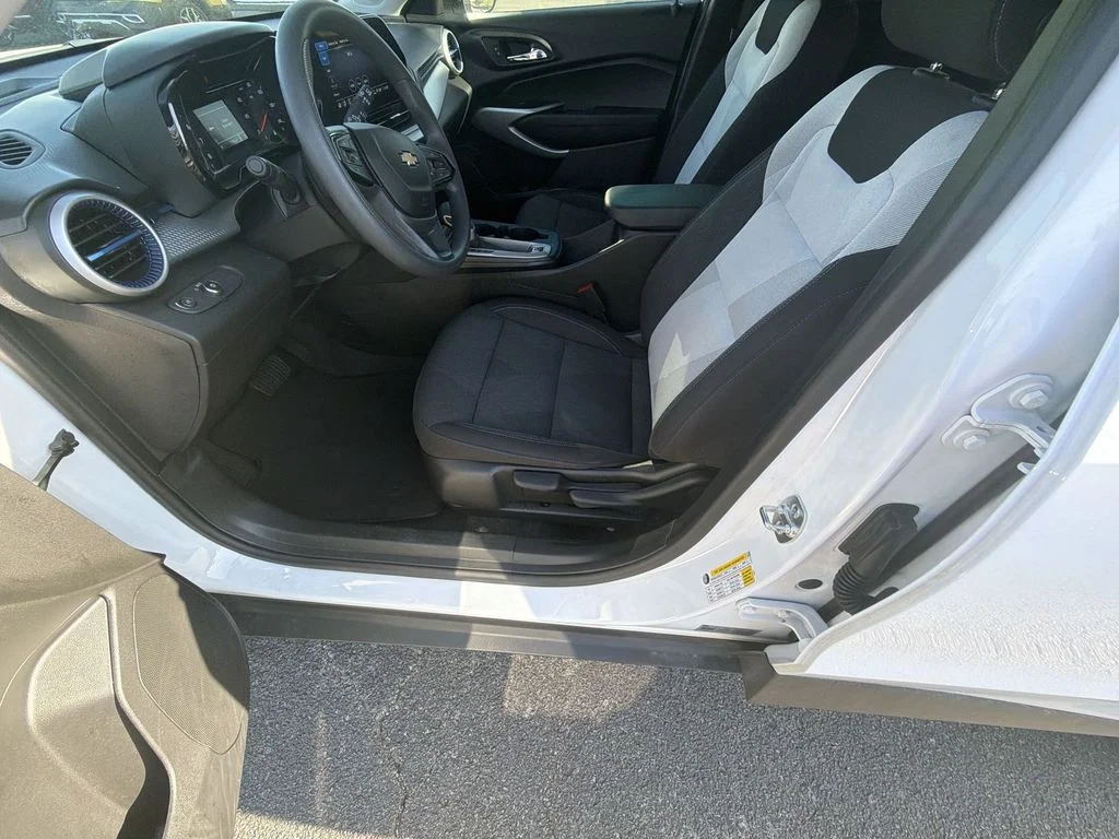 Used 2025 White Chevrolet LS image 12