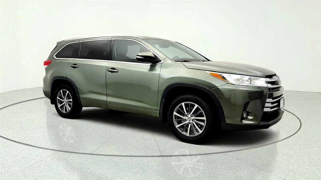 Used 2018 Alumina Jade Metallic Toyota XLE V6 AWD w/ Tow Hitch Receiver image 3