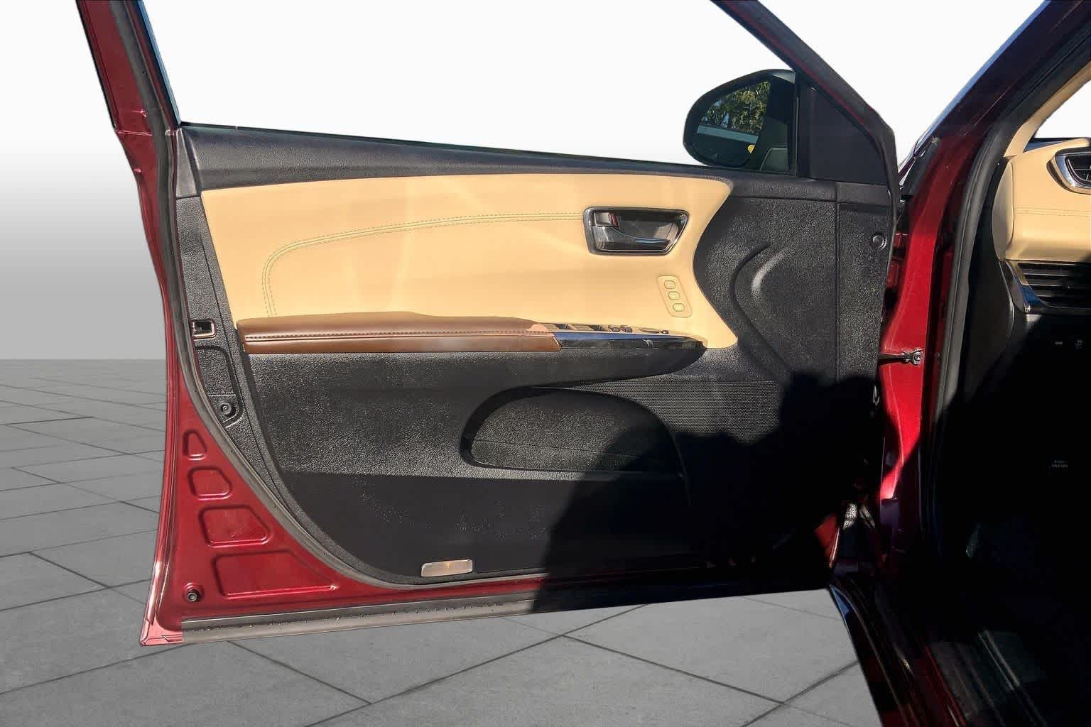 Used 2015 Ooh La La Rouge Mica Toyota XLE Touring image 42