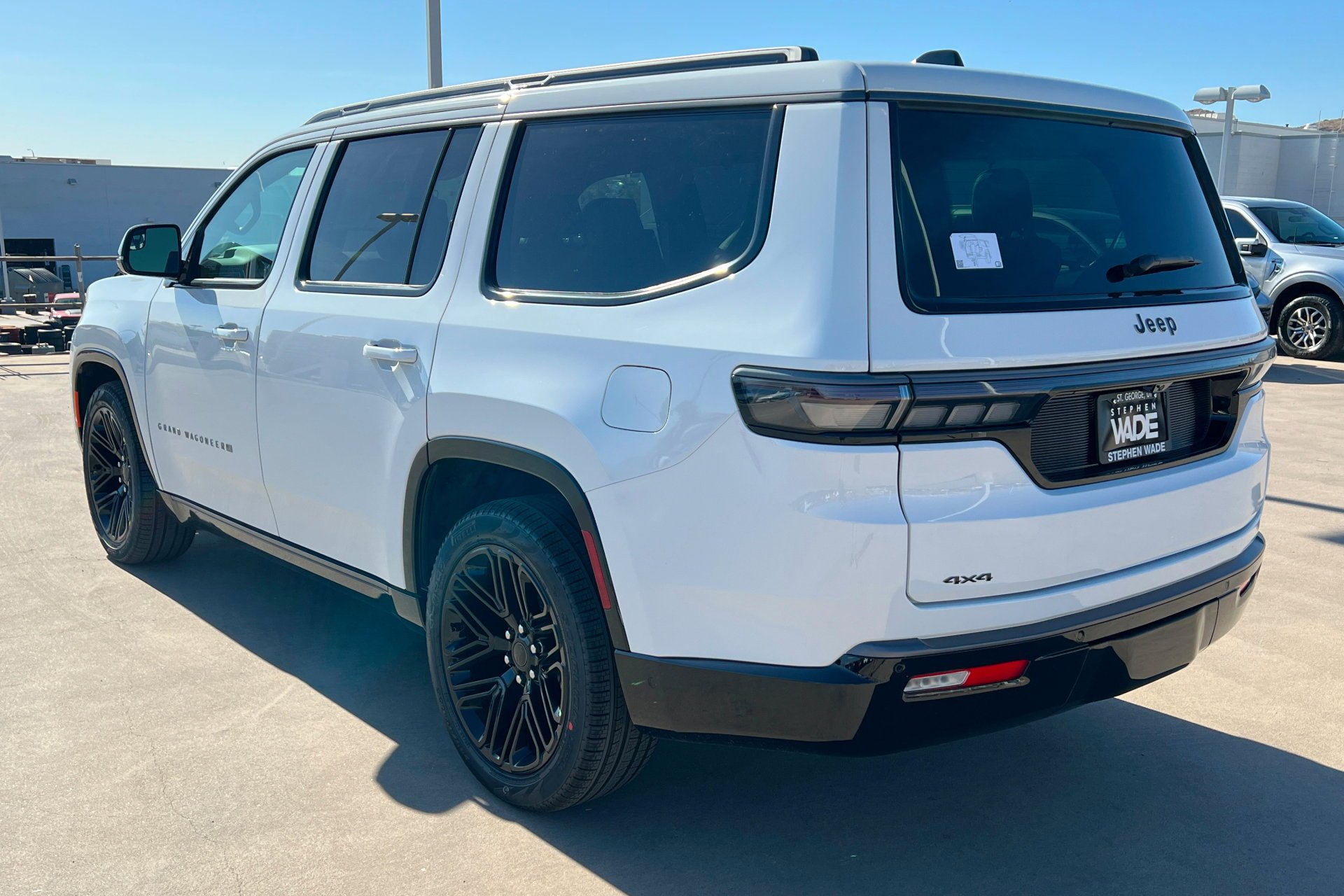 New 2026 Bright White Clear-Coat Exterior Paint Jeep Limited Reserve image 3