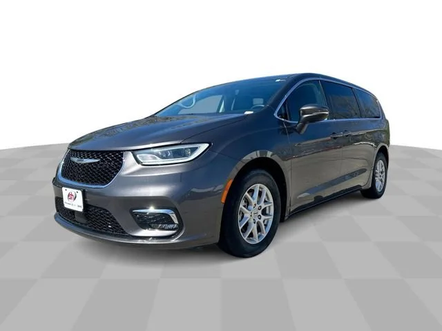 2023 Chrysler Pacifica Touring L's photo