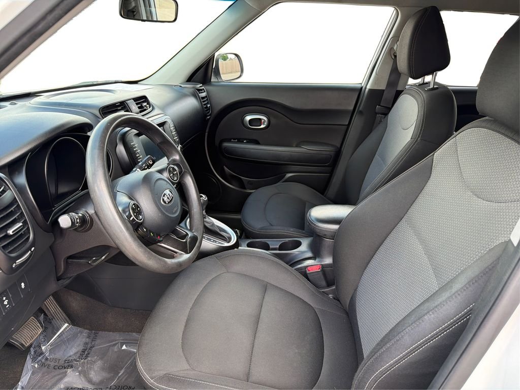 Used 2019 Clear White Kia + image 10