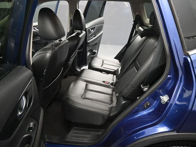 Used 2020 Blue Nissan SL image 15