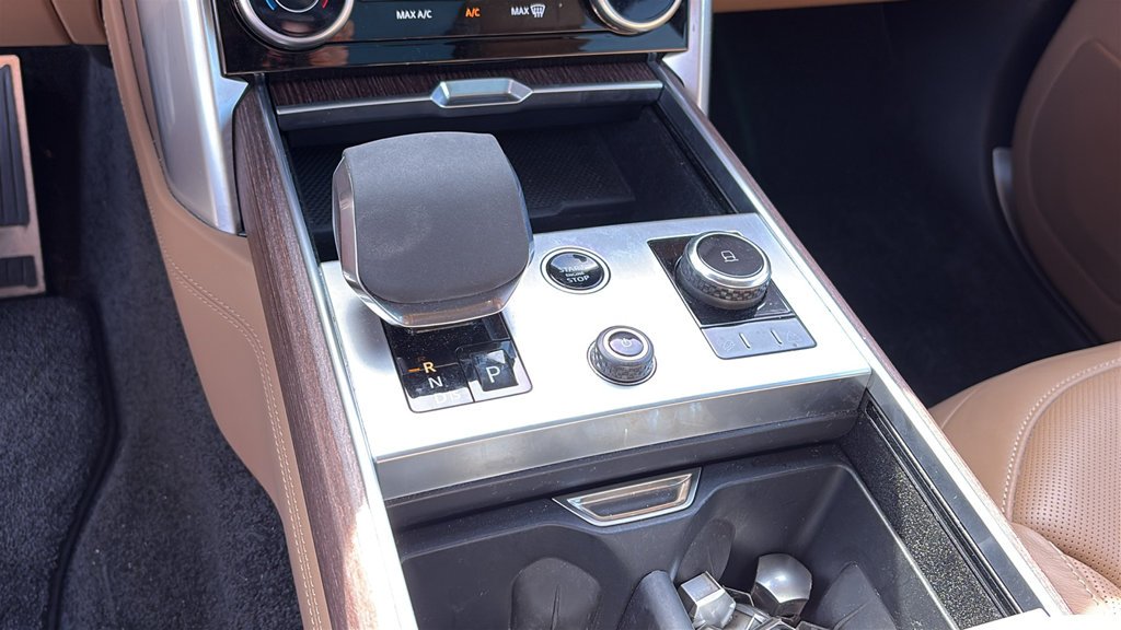 Used 2023 White Land Rover SE image 20