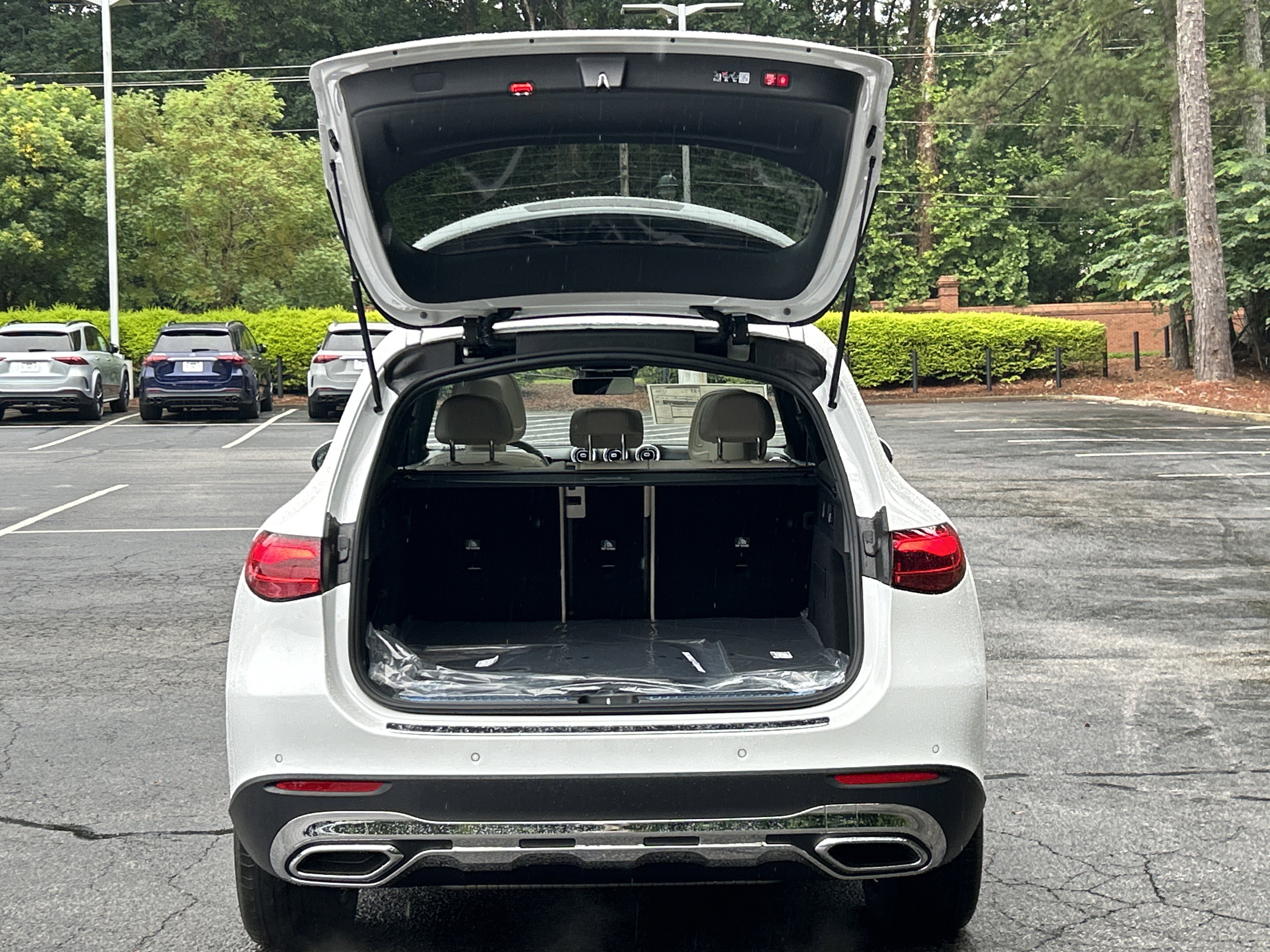 New 2026 MANUFAKTUR Moonlight White Metallic Mercedes-Benz GLC 300 SUV image 8