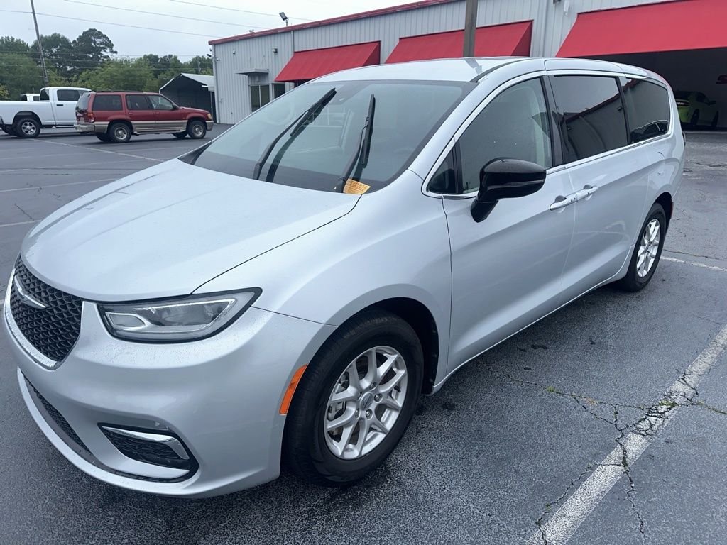 2024 Chrysler Pacifica Touring L's photo